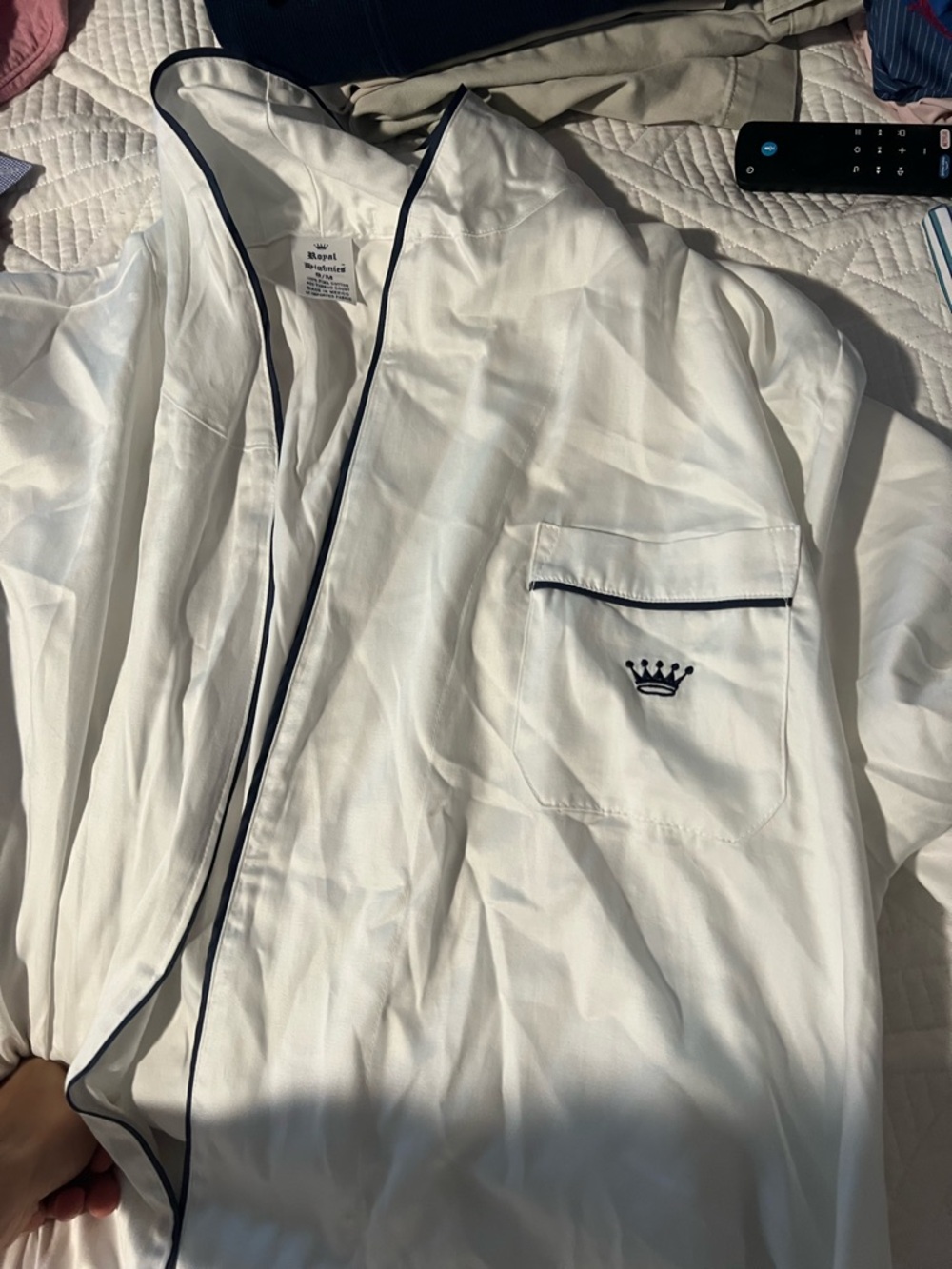 Robe - Picture 2 of 4